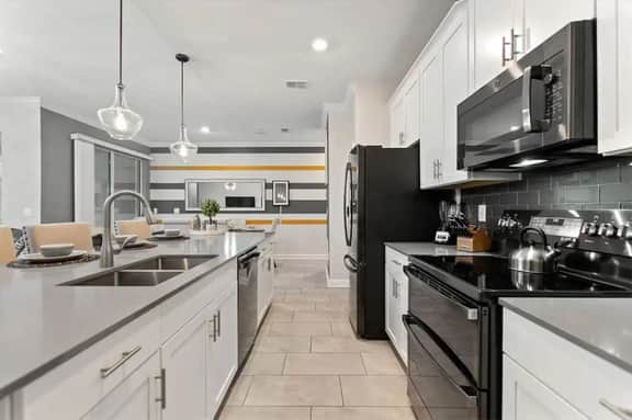 1028L Resort 4BR Pool House FREE Grill by Disney - Image 5